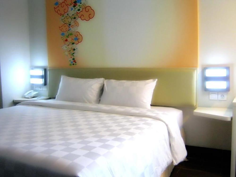 Cordela Hotel Cirebon Exterior photo