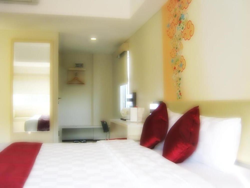 Cordela Hotel Cirebon Exterior photo